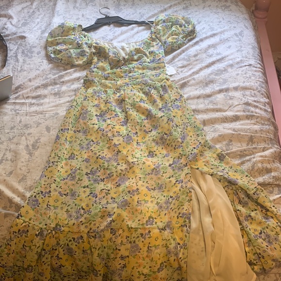 I’m selling Long dress with flowers and slit on the side, very waist snatching - Picture 1 of 4